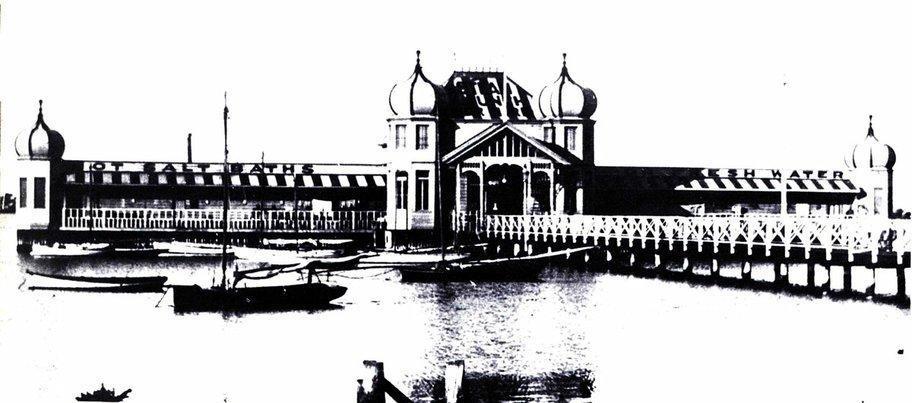 These salt and freshwater baths built in 1897 were a feature of the Perth Esplanade until they were dismantled in 1914.